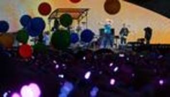 Coldplay-Konzert: Tech-CEO tritt nach Kisscam-Video mit Mitarbeiterin zurück