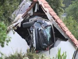 Auto kracht in Scheunendach: Siebenjähriger wird bei Unfall nahe Osnabrück schwer verletzt
