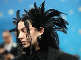 Hochzeit im kleinen Kreis: Charli XCX tritt ganz lässig vor den Altar