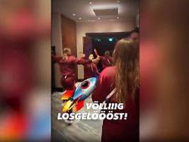 Kanzler Merz jubelt mit: DFB-Team feiert wilde Party nach epischem Halbfinaleinzug