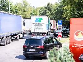 Lücke zwischen Lkw nutzen?: Autobahnparkplatz voll – was Autofahrer jetzt wissen müssen