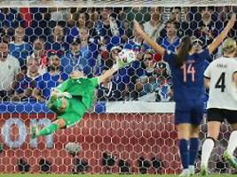 Presse bestaunt DFB-Heldin: Berger macht Frankreich mit einer der besten EM-Paraden aller Zeiten fassungslos