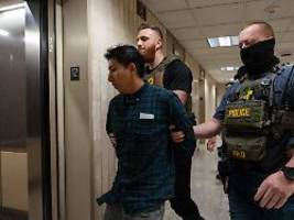 Umgang der USA mit Illegalen: Eine Hand nimmt von Migranten, die andere schiebt sie ab