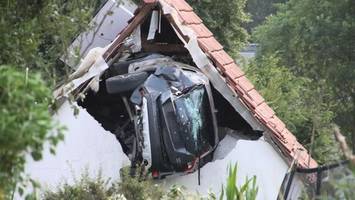 Auto wird in die Luft geschleudert und kracht in Scheunendach