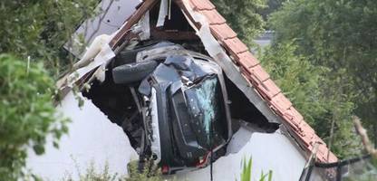 Bohmte bei OsnabrückAuto kracht in Scheunendach, Kind schwer verletzt