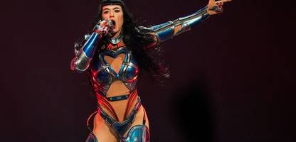Katy Perry: Schockmoment bei Konzert als Requisite wegsackt