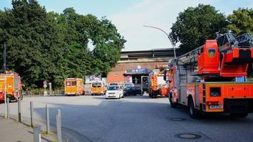 Bahnhof Bergedorf: Qualmender Güterzug löst Feuerwehreinsatz aus