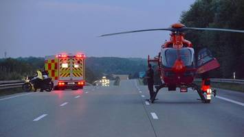 biker gerät auf a1 ins schlingern und stürzt – helikopter im einsatz