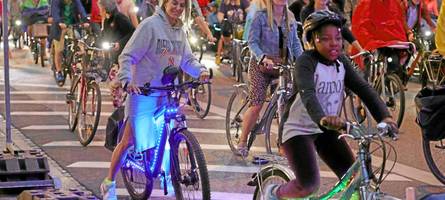 radlnacht: 2000 teilnehmer fordern mehr radwege in augsburg