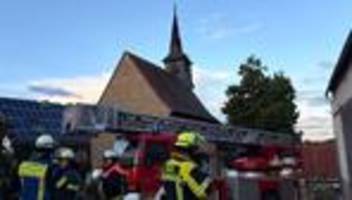 unwetter: blitz schlägt in kapellenturm ein und löst brand aus