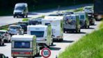volle autobahnen: beginn der sommerferien im norden - staus erwartet