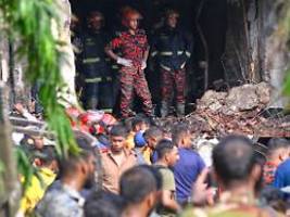 Viele tote Kinder in Bangladesch: Militärflugzeug kracht bei Übungsflug in Schule