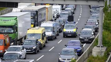 a24: 40-tonner brettert durch rettungsgasse und baut unfall