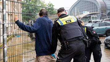 kurze frage zum waffenverbot: streife findet bei mann ganzes arsenal