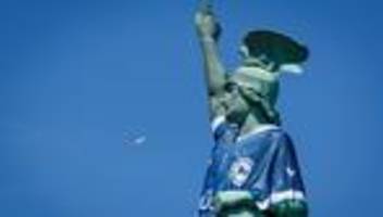 erinnerung an dfb-pokalfinale: xxl-arminia-trikot vom hermannsdenkmal wird zum fan-souvenir