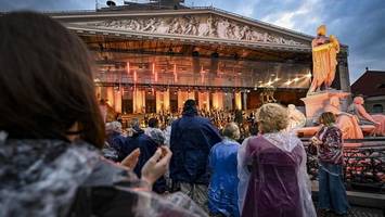 anna netrebko trotzt auf dem gendarmenmarkt regen und „schande“-rufen