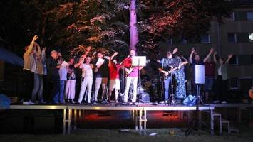 schule schließt: lehrer singen „we are the champions“ zum abschied