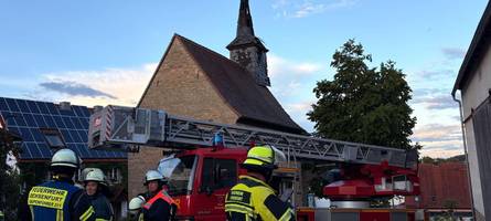 feuer im kirchturm: blitz schlägt in kapelle in giebelstadt ein und setzt turm in brand