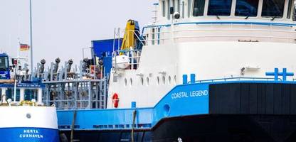 Cuxhaven: Ölsperre nach Schiffskollision im Vorhafen eingerichtet