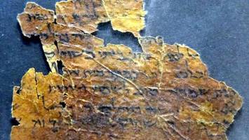 neudatierung der bibel? alte schriftrollen mit ki exakt bestimmt