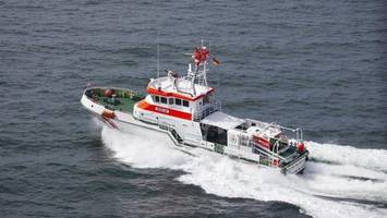 rettungseinsatz im morgengrauen: segler treibt hilflos in ostsee