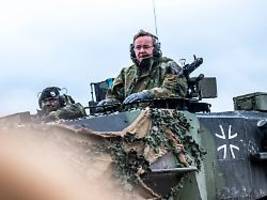 Grünes Problem für Pistorius: Kann man Panzer noch betanken, wenn es immer weniger Tankstellen gibt?