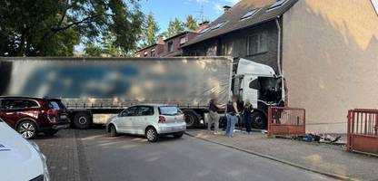Unfall in Oberhausen: Sattelschlepper kracht in Wohnhaus, zwei Tote