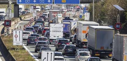 adac: stau am wochenende erwartet, sommerferien in 14 bundesländern