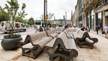 jungfernstieg: city-besucher wundern sich über kuriosen bänke-haufen
