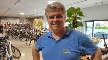 Mit Achsbruch auf dem Elberadweg: Fahrradhändler hilft