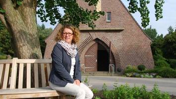 so hat reinbeks friedhof das problem mit den wachsleichen gelöst