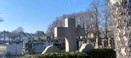 unbekannte diebe stehlen wertvolle figur auf friedhof
