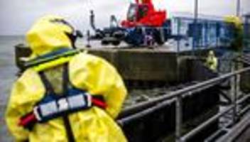 havariekommando: thw setzt Ölbergung nach kollision in cuxhaven fort
