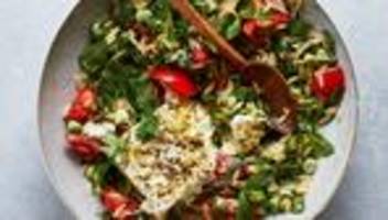 kritharakisalat mit feta: griechisches sein