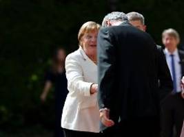 Promi-Auflauf in Bayreuth: Markus Söder verbeugt sich vor Angela Merkel