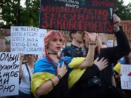 Protestler vor Selenskyjs Büro: Dieses Gesetz macht die Ukraine etwas russischer