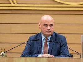 Schwerwiegender Fehler: SPD-Politiker räumt Hakenkreuz-Schmiererei ein - und tritt zurück