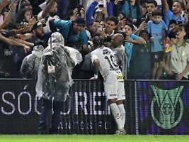 Was er nicht tun darf ...: Neymar jubelt über Tor, das keins war - und gerät mit Fan heftig aneinander