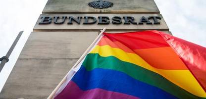 Berlin: Bundesrat hisst zum CSD die Regenbogenflagge
