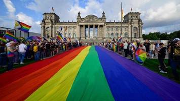 riesige regenbogenflagge vor reichstagsgebäude enthüllt