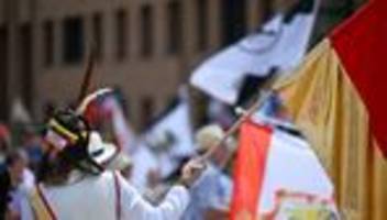 demonstration: reichsbürger schwenken fahnen in karlsruhe