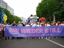 Hallo, Zirkus!: Zehntausende feiern den CSD - und protestieren gegen Merz