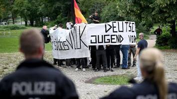 Rechtsextreme Demo gegen CSD: Junger Neonazi von Mutter abgeführt