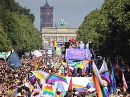 Christopher Street Day: CSD in Berlin mit Anspielungen auf Merz - Festnahmen vor Gegendemo