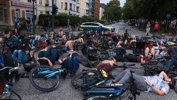 200 Menschen gedenken toter Radfahrerin – Pöbeleien von Autofahrern
