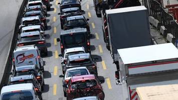 Ferienbeginn sogt für Staus auf Autobahn und vollen Flughafen