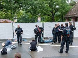 Proteste in Nürnberg: Aktivisten kleben sich wegen Pavian-Tötung vor Tiergarten fest