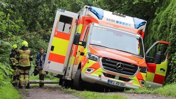 alarm in appen: rettungswagen rutscht in straßengraben