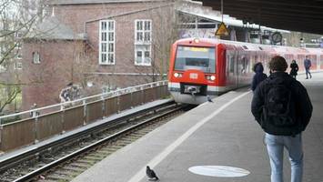 Mann stürzt am Berliner Tor auf Gleis und wird von S-Bahn erfasst