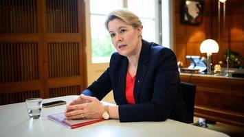 franziska giffey setzt mit ihrer strategie alles auf eine karte